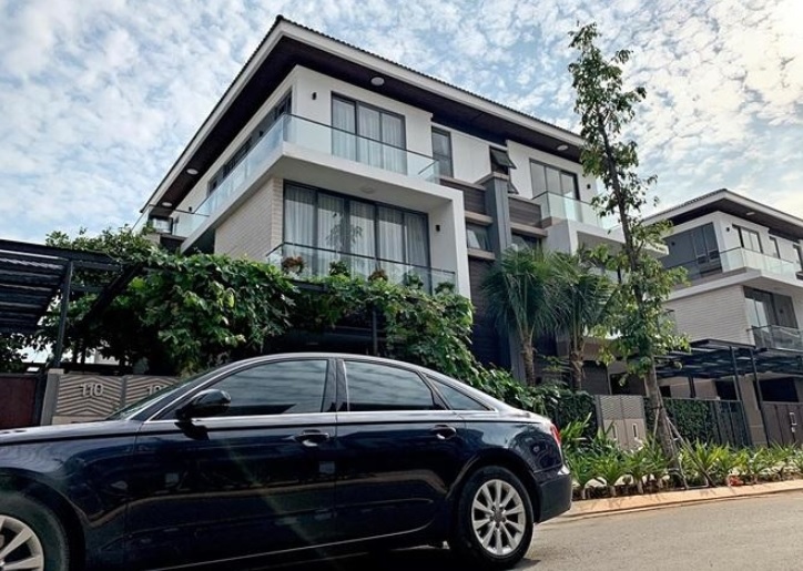 Hồ Ngọc Hà mua nhà 30 tỷ view đẹp nhất trong khu villa ven sông Sài Gòn Hồ Ngọc Hà mua nhà 30 tỷ view đẹp nhất trong khu villa ven sông Sài Gòn