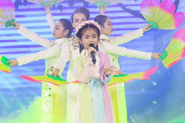 Quán quân "Tìm kiếm tài năng nhí 2019" Trần Mỹ Kiều xúc động cảm ơn mẹ