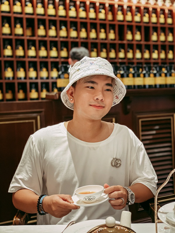 Từ cậu bé bán vé số trở thành ông chủ shop thời trang
