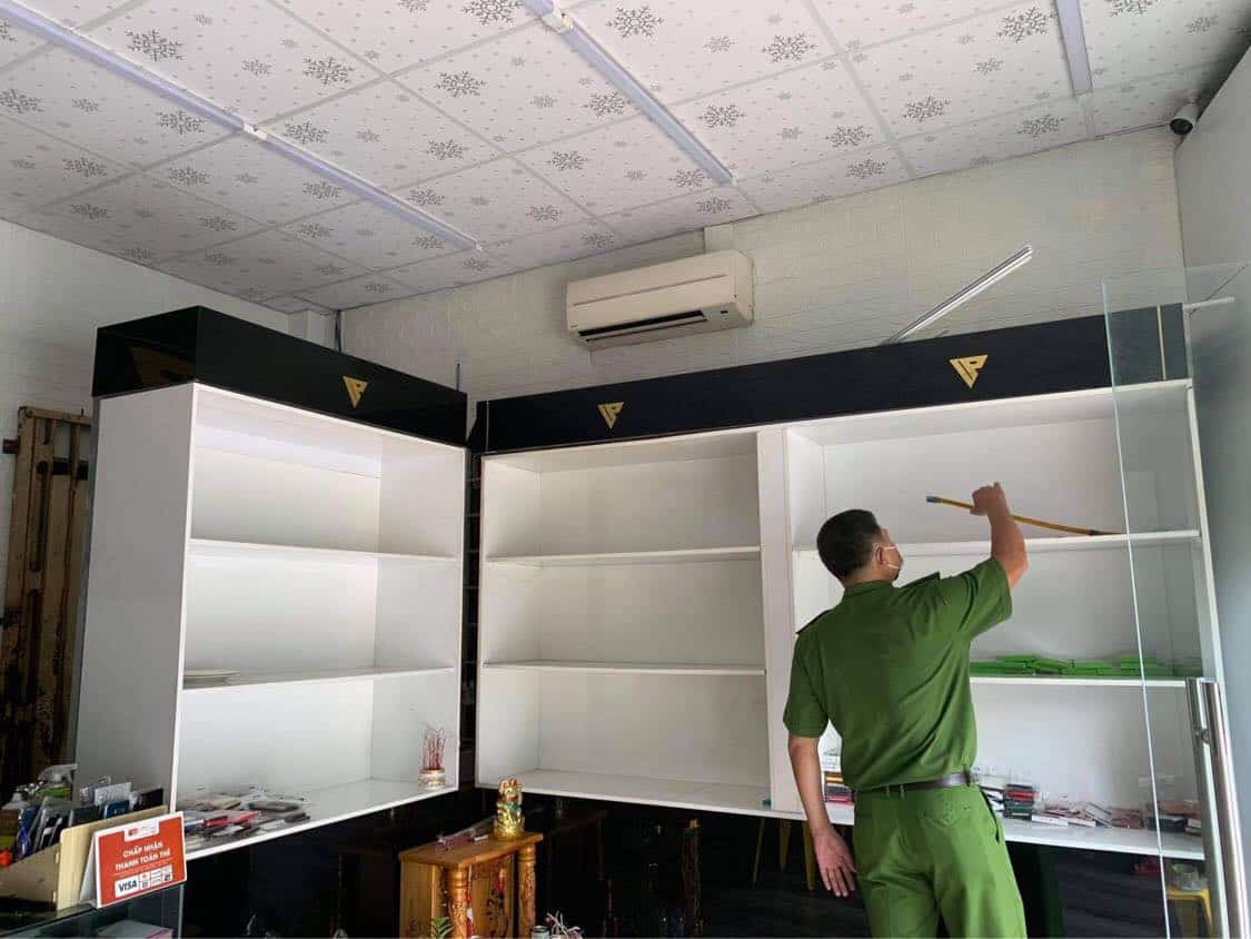 Bình Dương: Trộm đột nhập VINH PHÁT Store lấy sạch điện thoại, laptop Bình Dương: Trộm đột nhập VINH PHÁT Store lấy sạch điện thoại, laptop