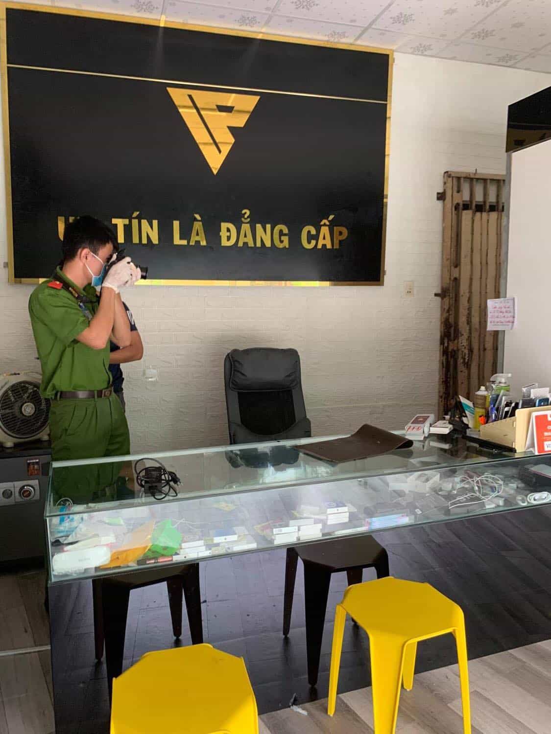 Bình Dương: Trộm đột nhập VINH PHÁT Store lấy sạch điện thoại, laptop Bình Dương: Trộm đột nhập VINH PHÁT Store lấy sạch điện thoại, laptop