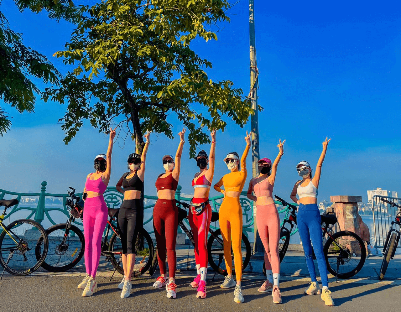 Trào lưu đi xe đạp quanh Hồ Tây nâng cao sức khỏe mùa Covid-19