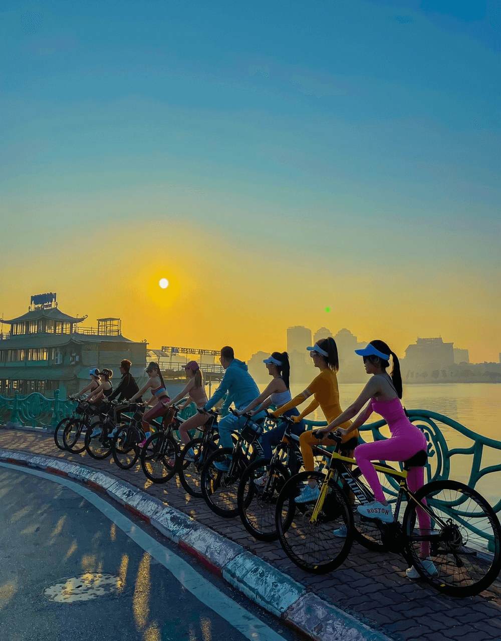 Trào lưu đi xe đạp quanh Hồ Tây nâng cao sức khỏe mùa Covid-19