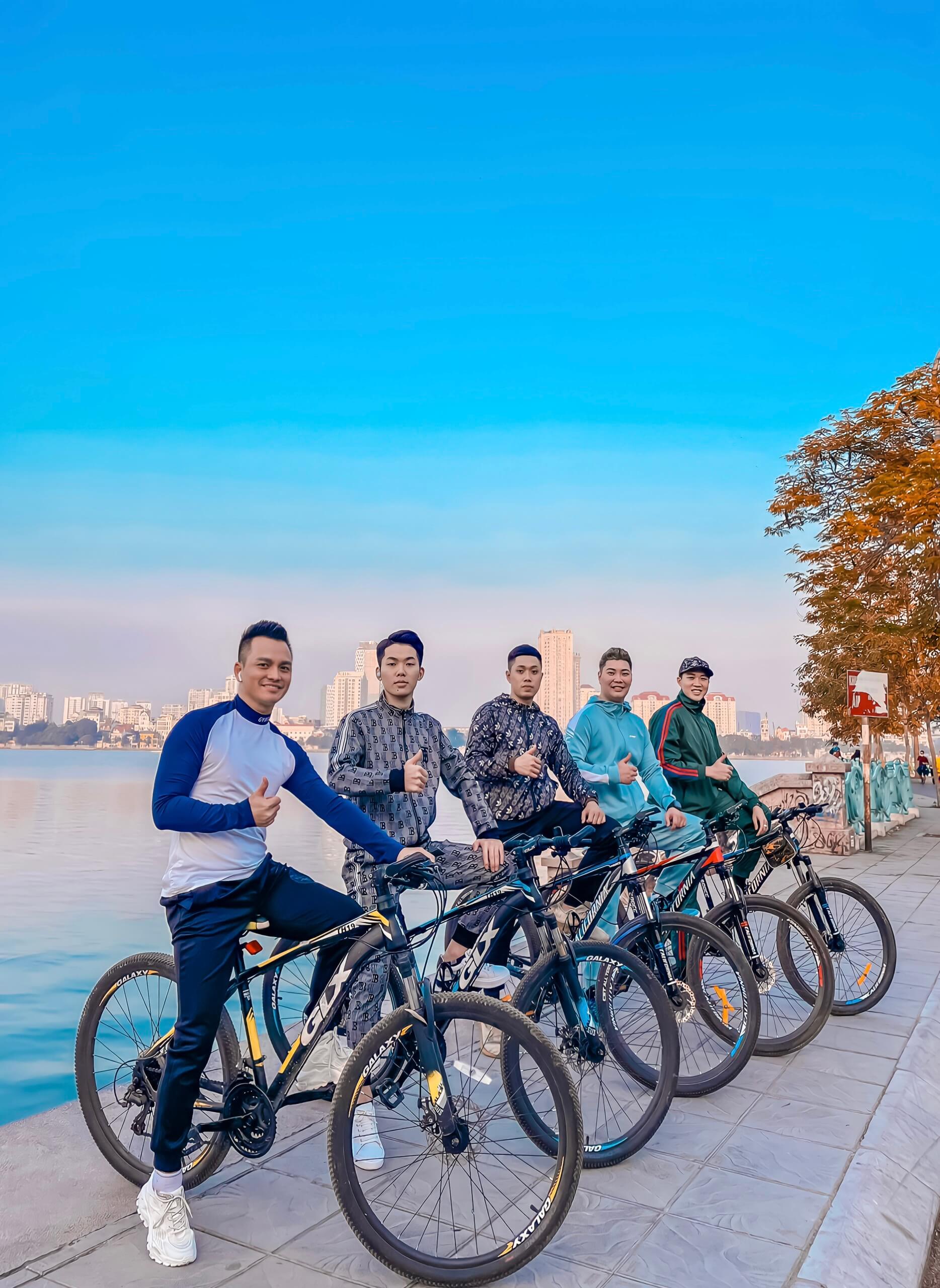 Trào lưu đi xe đạp quanh Hồ Tây nâng cao sức khỏe mùa Covid-19