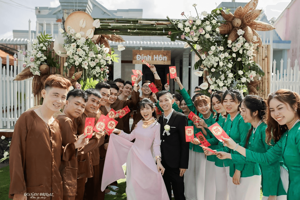 Uyên ương gây ấn tượng với đám cưới đậm nét miền Tây