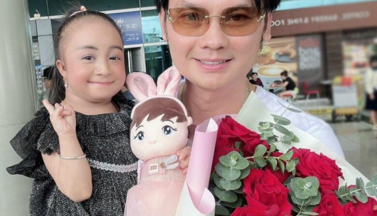 NSƯT Kim Tiểu Long và Con Gái Nuôi "Cô Gái Tí Hon" 22 Tuổi Nặng Hơn 8kg: Một Mối Quan Hệ Đặc Biệt Đầy Cảm Xúc